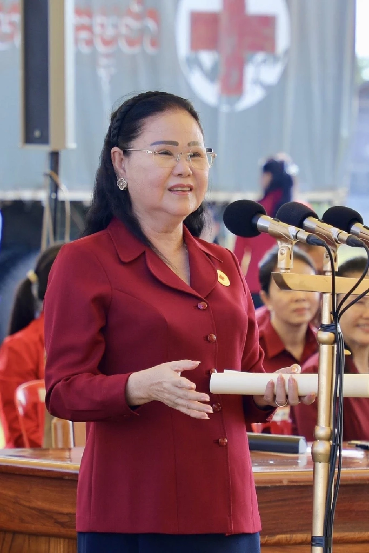 “แม่แห่งมนุษยธรรม” ส่งกำลังใจ! สมเด็จบุน รานี เยี่ยมตำรวจบาดเจ็บ