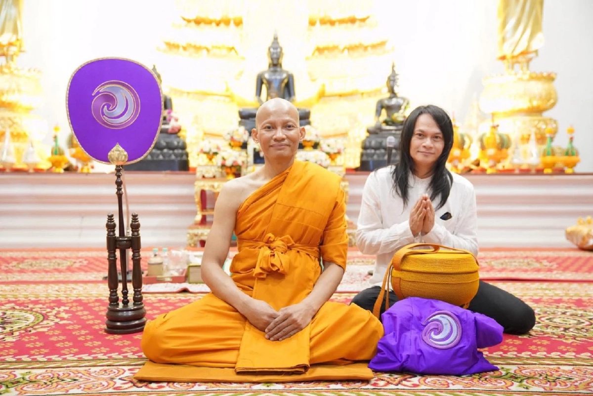 \"จา พนม\" ขี่ช้างเข้าพิธีอุปสมบท เพื่อนๆร่วมอนุโมทนาบุญ