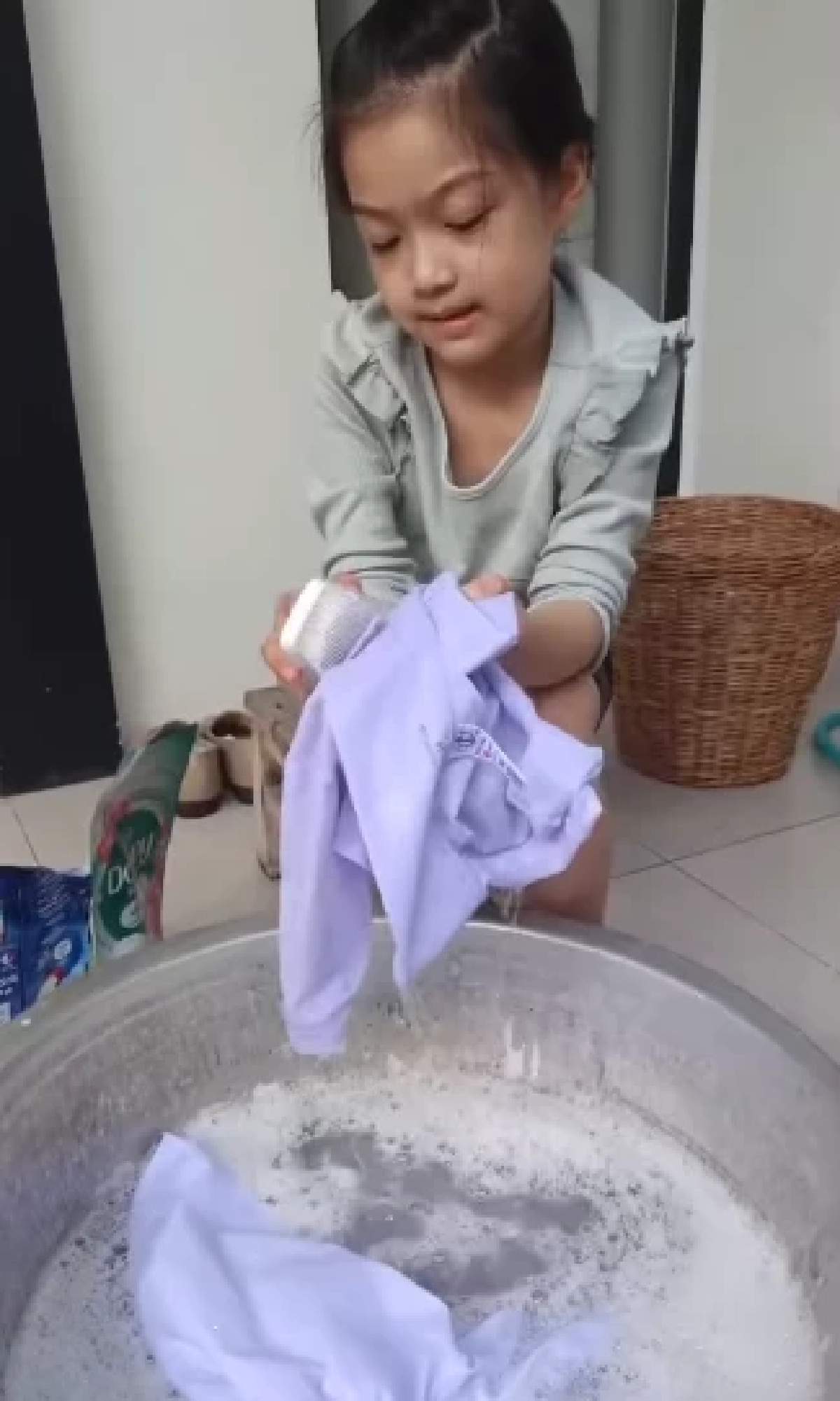 สอนลูกดีมาก \"หนุ่ม ศรราม\" ฝึก \"น้องวีจิ\" ให้ลองซักชุดนักเรียนเอง