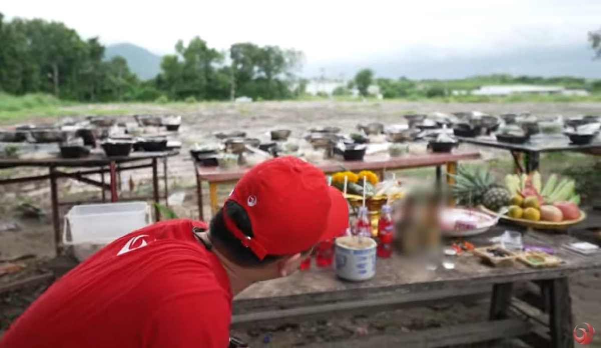 ขนลุก รายการดังจุดธูปเห็นเลขมงคล หลังเลี้ยงหม้อไฟสุสานไร้ญาติ