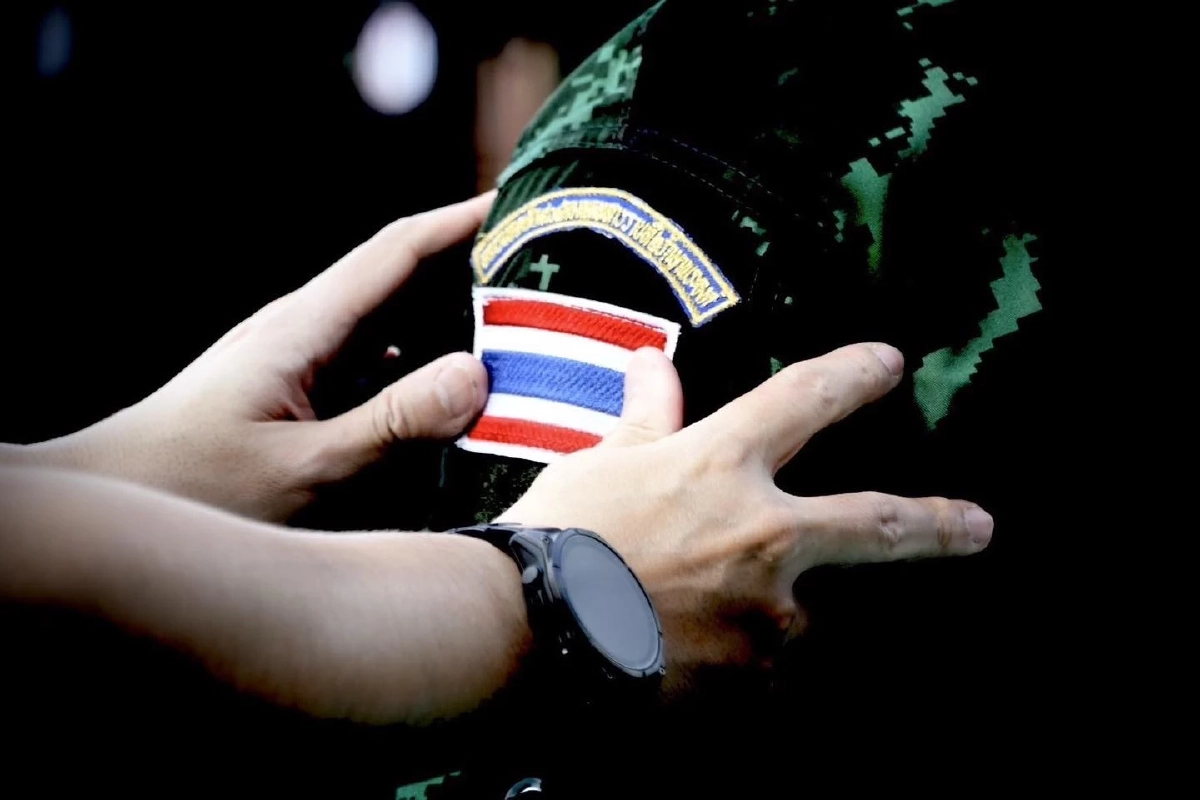 ประดับอาร์มธงชาติไทยให้กับกำลังพล ตามนโยบายของกองทัพบก