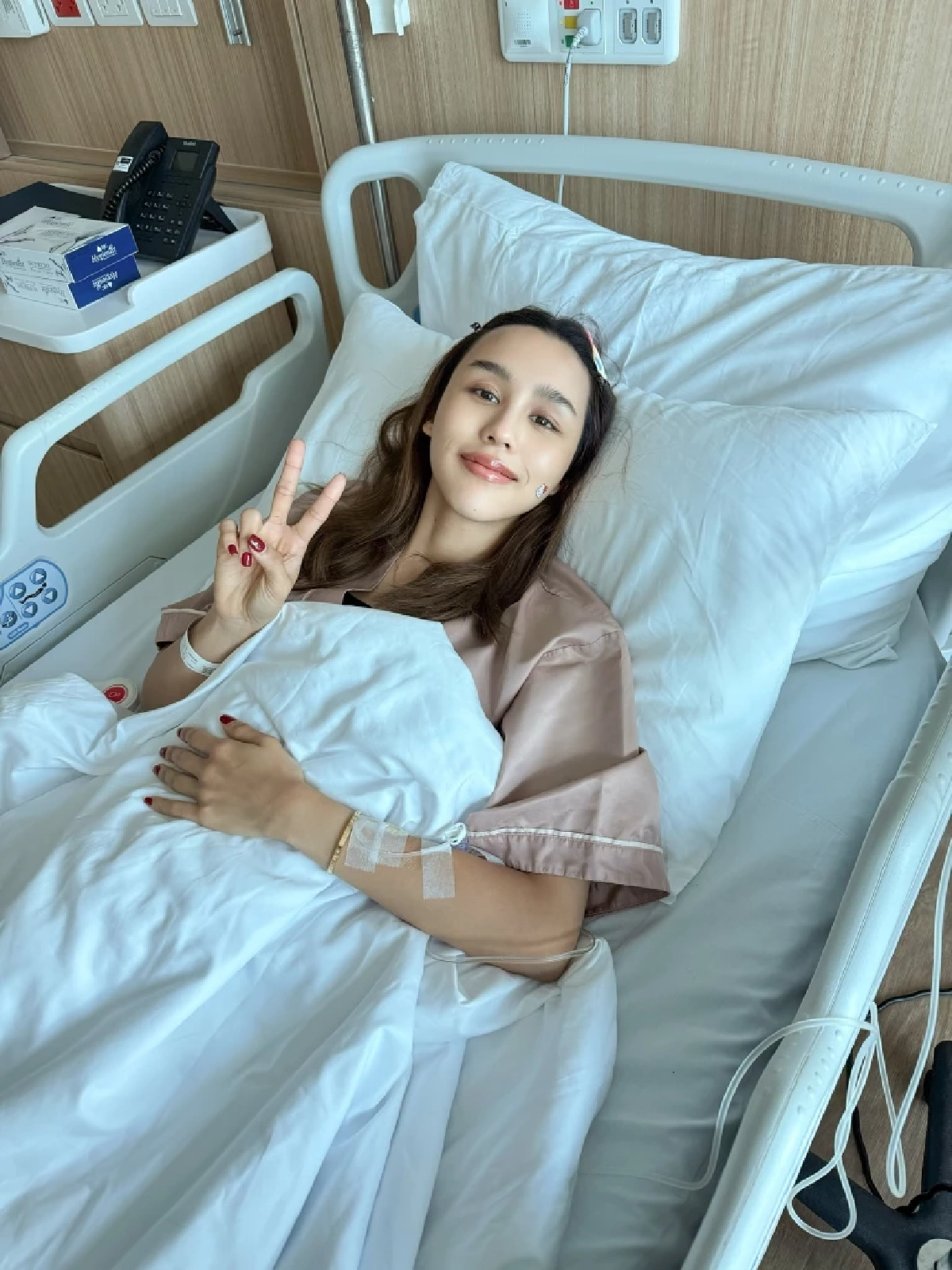 ร่างสั่งพัก \"ดาราสาว\"แอดมิทด่วน หลังโหมงานหนักเกินลิมิต