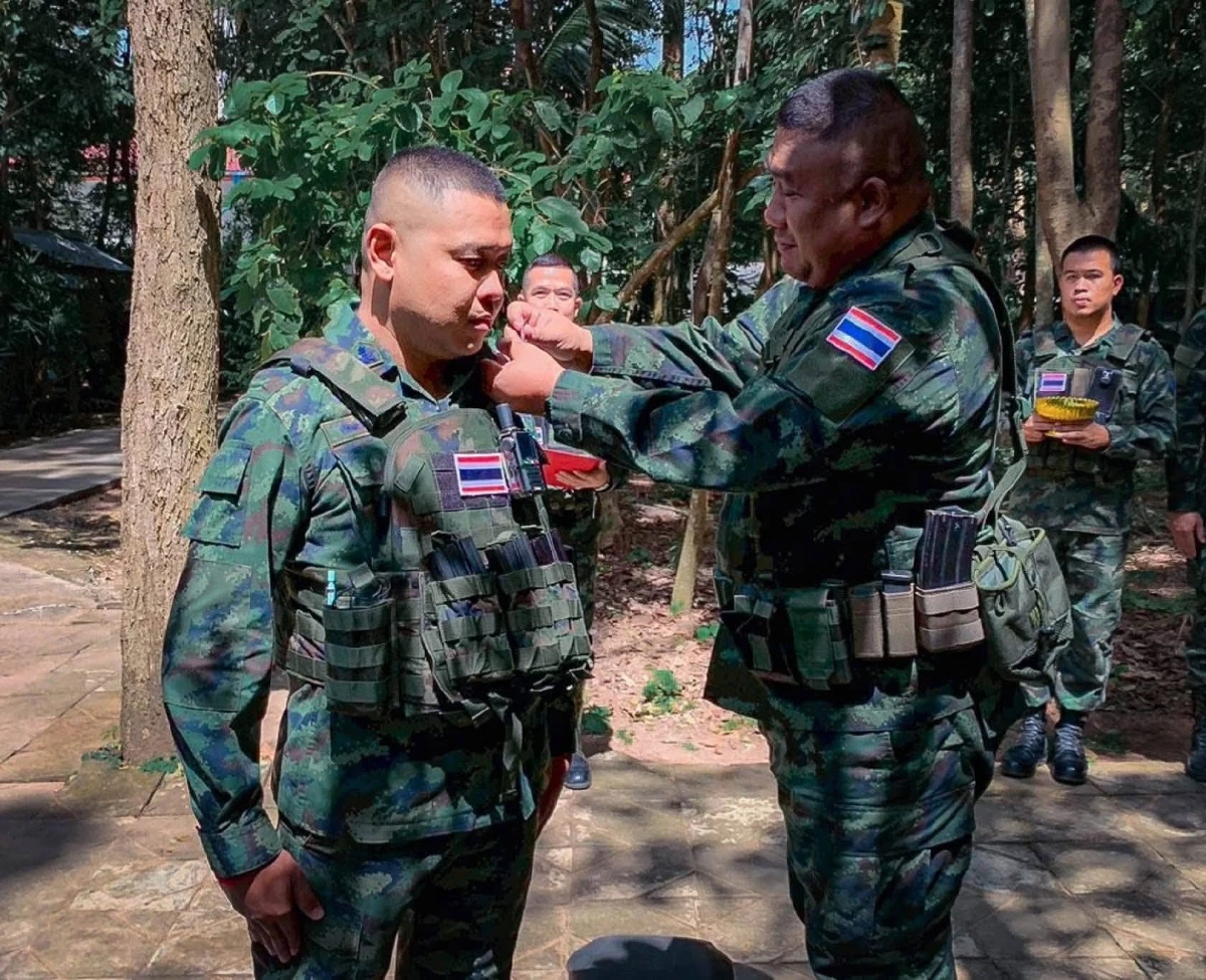ประดับยศกลางสนามรบ  3 นาย คือเกียรติภูมิแห่งนักรบผู้กล้า!