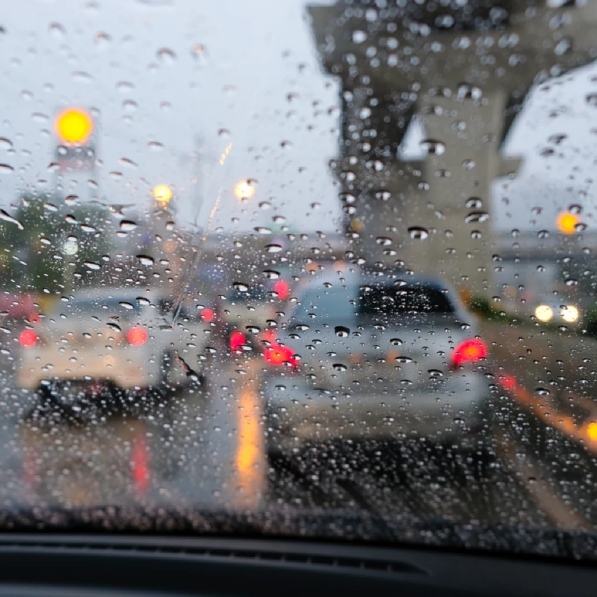 ปภ. แนะข้อควรปฏิบัติขับรถช่วงฝนตกหนัก ลดเสี่ยงอุบัติเหตุบนถนน