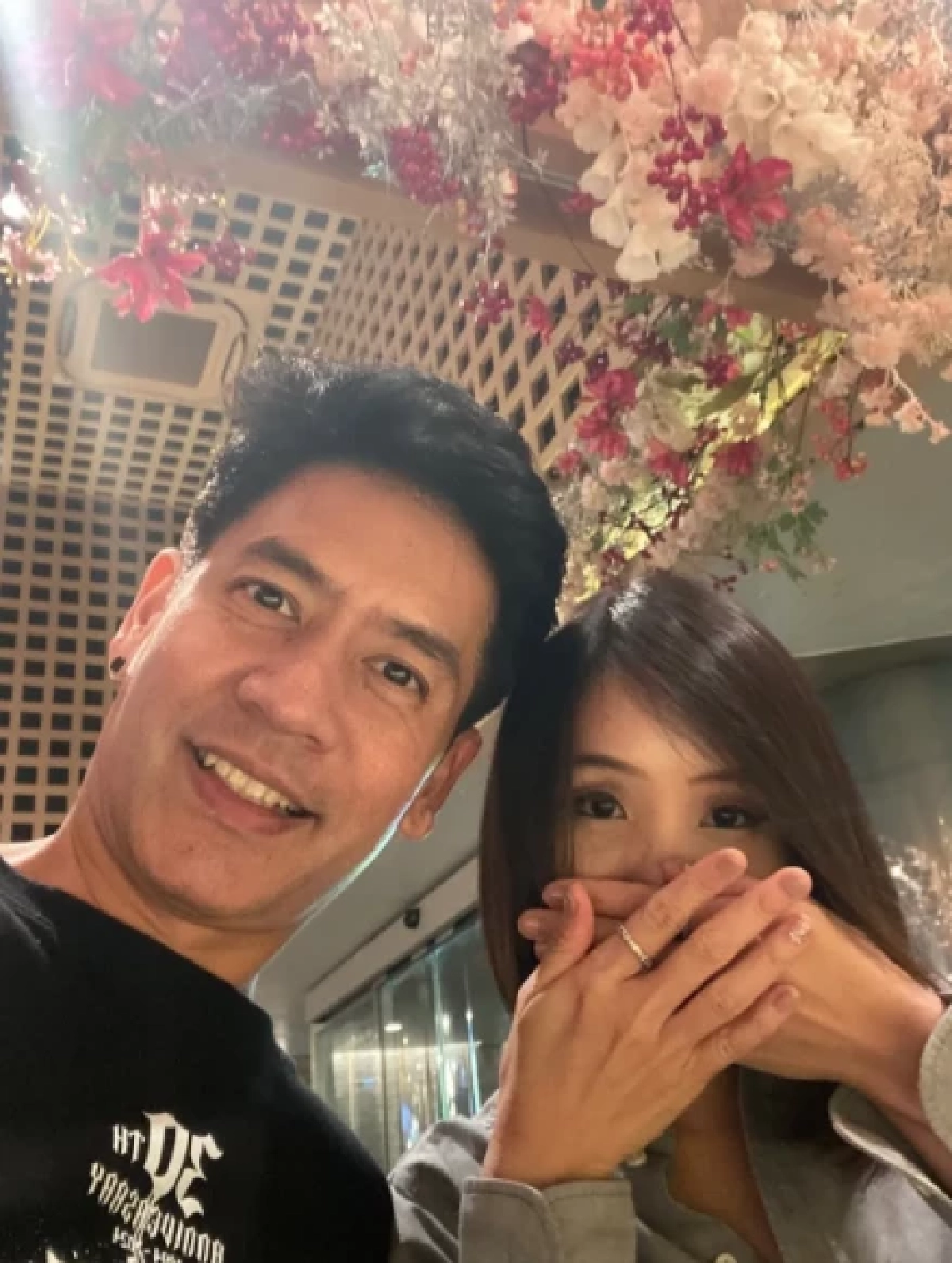 ฮือฮา\"ตั้น พิเชษฐ์ไชย\"โพสต์ภาพคู่สาวปริศนา ชาวเน็ตแห่ลุ้น