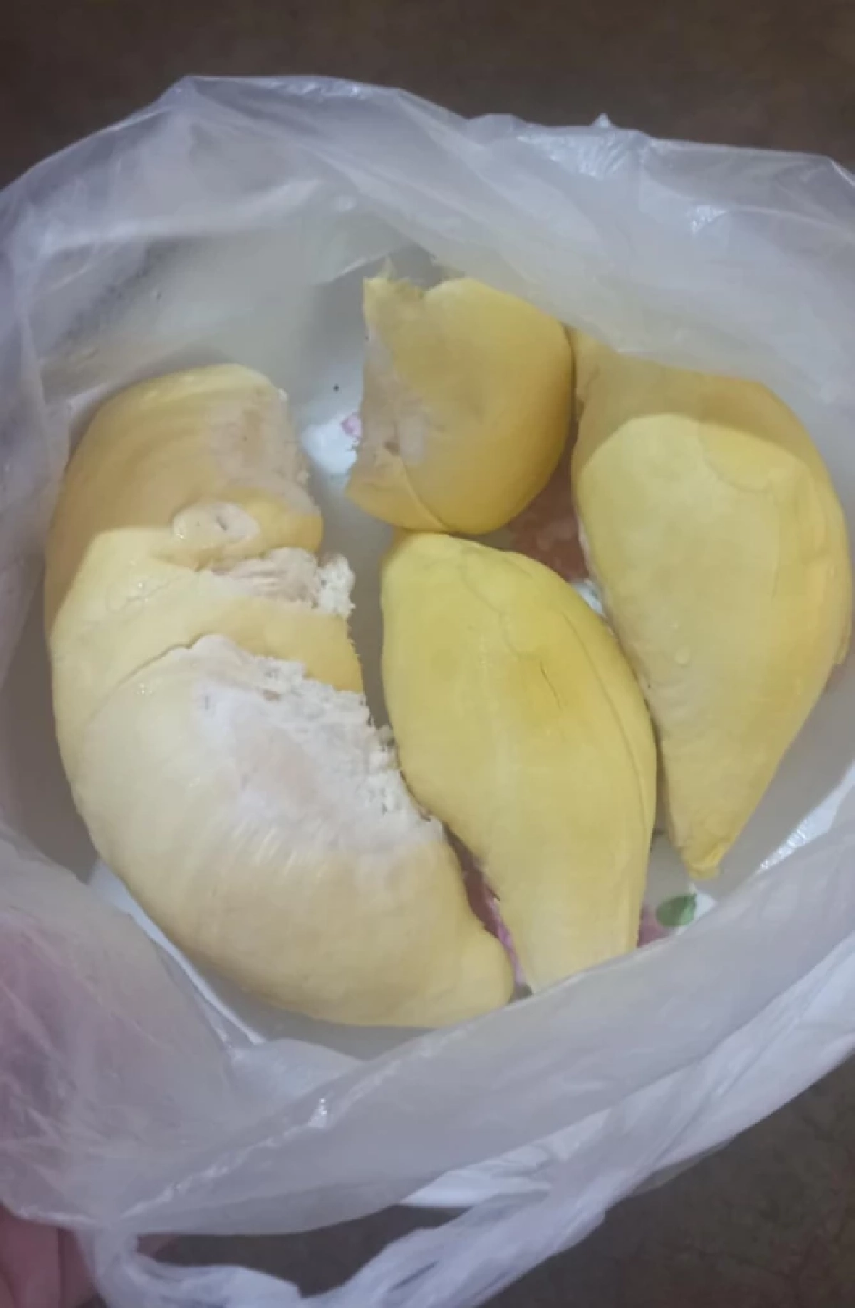 2 ผดส. กินทุเรียนก่อนขึ้นเครื่อง คนที่ซวยคือเพื่อนร่วมทาง