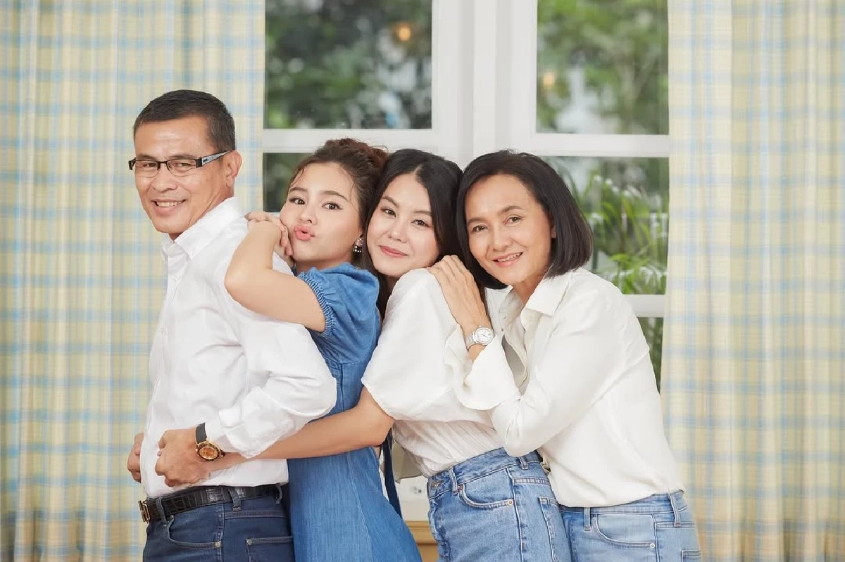 เปิดวาร์ป อัง สุพัตรา น้องสาวคนเก่งของ ออม สุชาร์ โปรไฟล์ไม่ธรรมดา