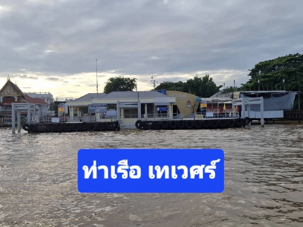 กองทัพเรือจัดเรือด่วน รับ-ส่งประชาชน หลังถนนยุบหน้า รพ.วชิระ