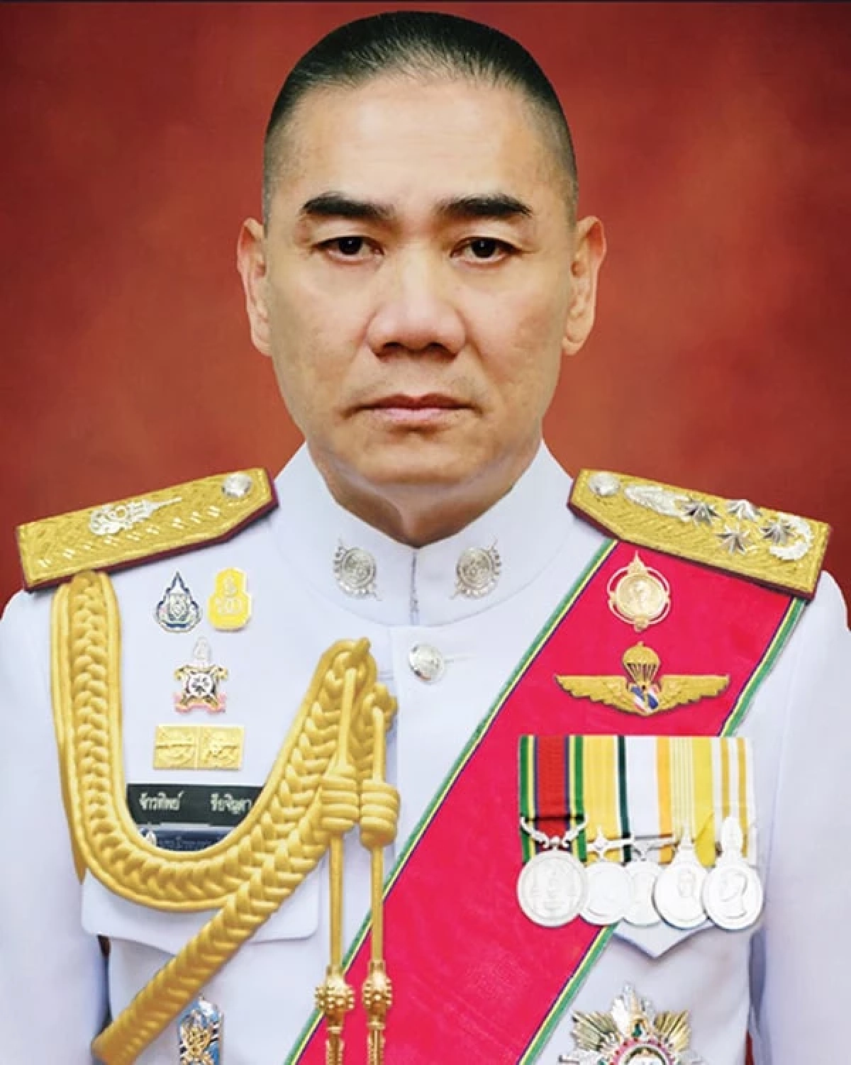 โปรดเกล้าฯ พล.ต.อ.จักรทิพย์  พ้นการปฏิบัติหน้าที่ นายตำรวจราชองครักษ์พิเศษ