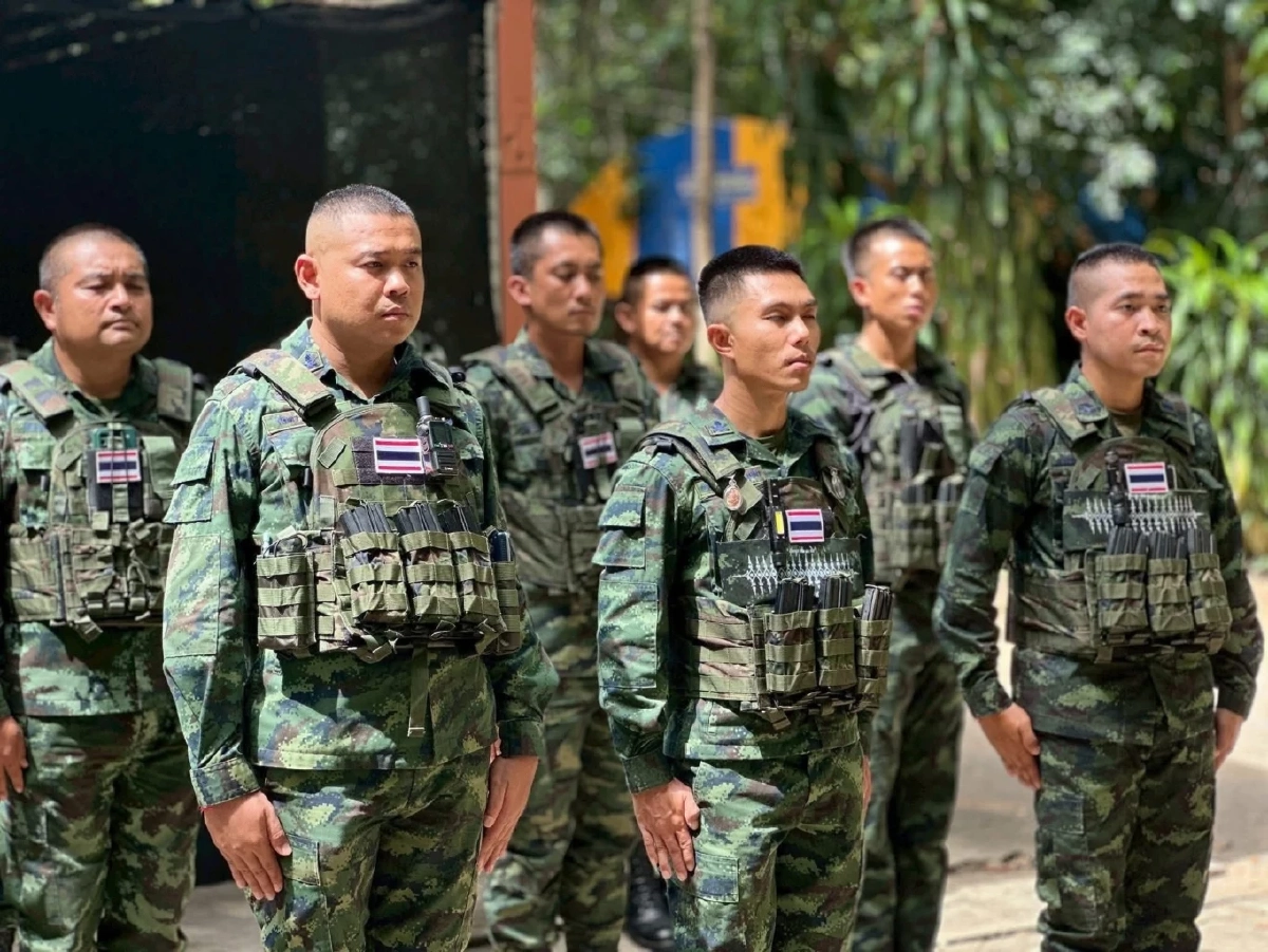 ประดับยศกลางสนามรบ  3 นาย คือเกียรติภูมิแห่งนักรบผู้กล้า!