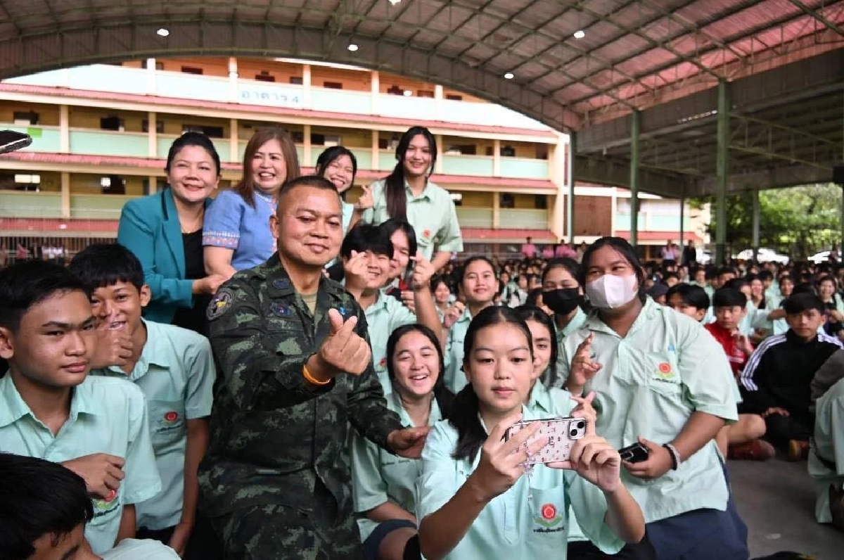 แม่ทัพภาคที่ 2 พบปะเยาวชนโรงเรียนกาฬสินธุ์พิทยาสรรพ์