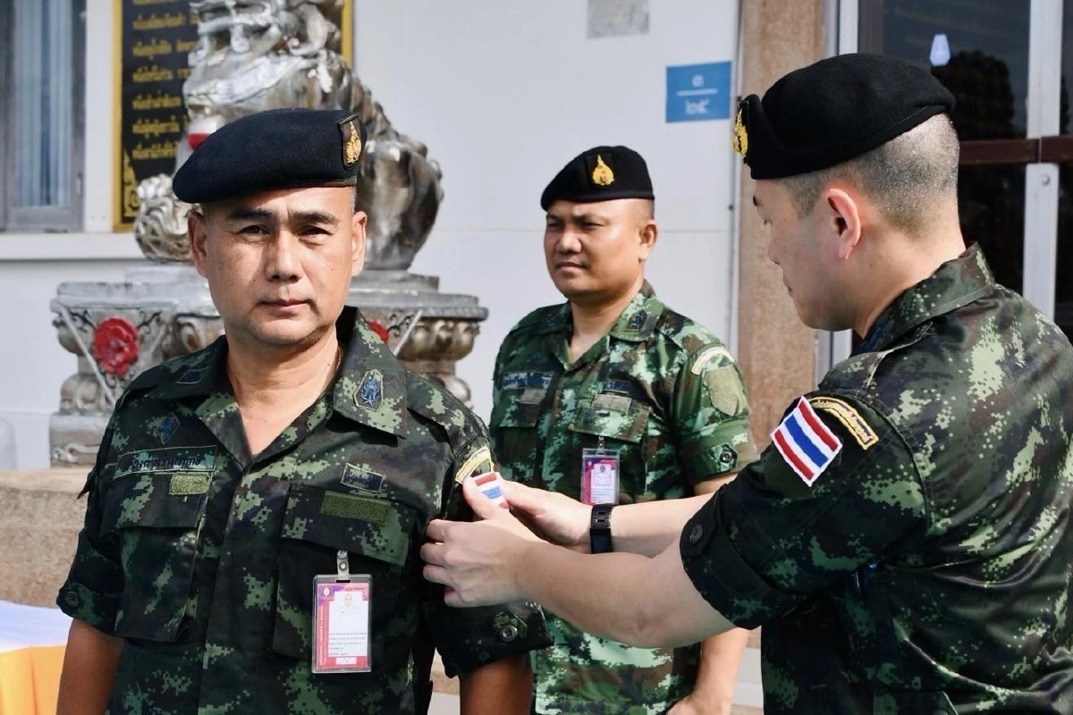 ประดับอาร์มธงชาติไทยให้กับกำลังพล ตามนโยบายของกองทัพบก