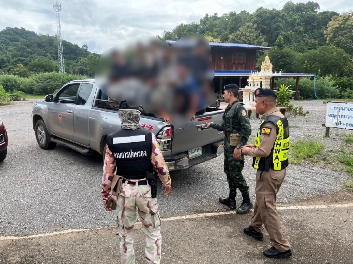 หนีไม่รอด! รวบต่างด้าวเกือบครึ่งร้อยชีวิต กลางถนนทองผาภูมิ