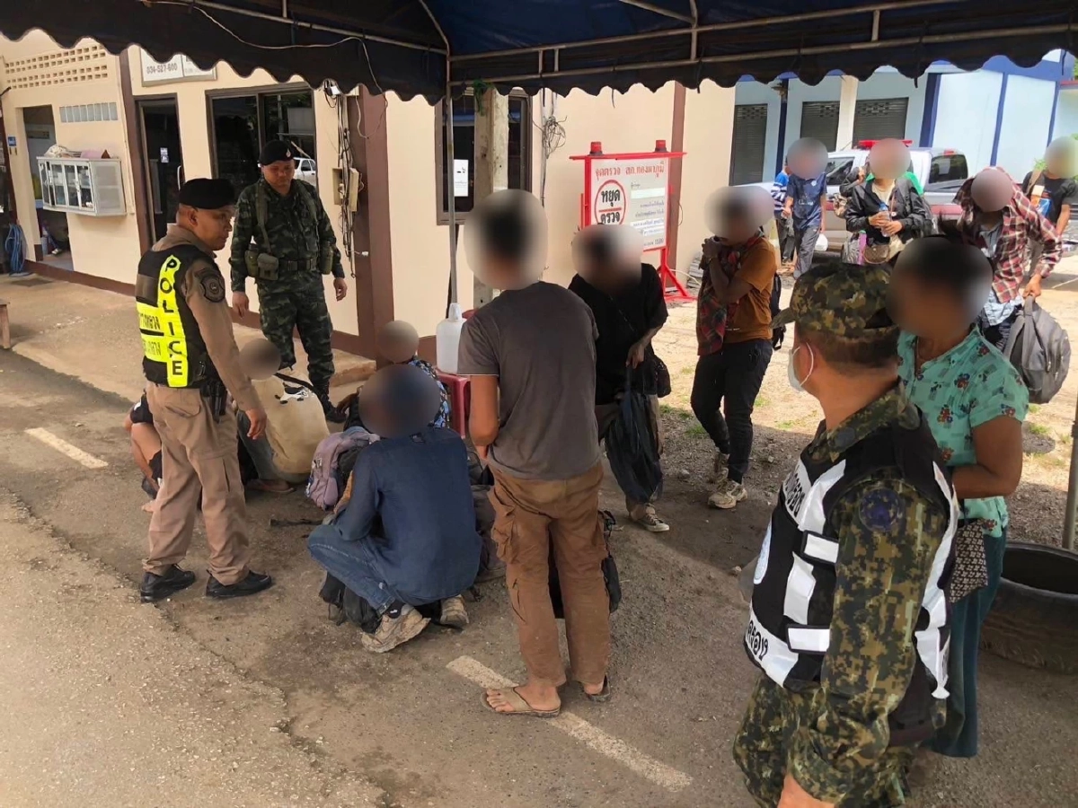 รวบแรงงานเถื่อนซุกแน่นรถตู้ สกัดจับแรงงานต่างด้าว 49 ชีวิต
