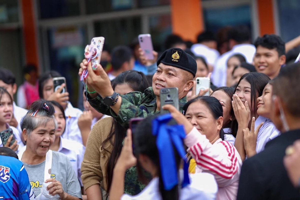 แม่ทัพภาคที่ 2 พบนักเรียนพื้นที่อำเภอขุนหาญ เพื่อบรรยายพิเศษ