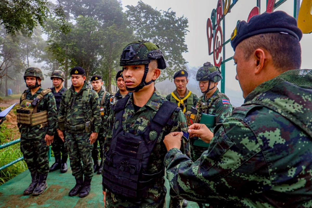 พิธีประดับยศให้กับกำลังพล จำนวน 7 นาย พร้อมกล่าวแสดงความยินดี