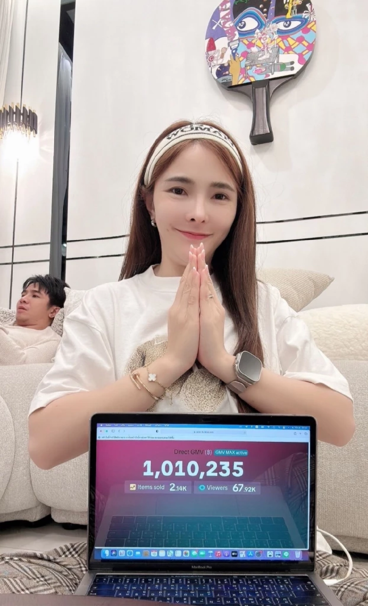 เบล ขนิษฐา โชว์ยอดเงินไลฟ์ขายของ 1 วัน มากกว่า สามีร้องเพลงทั้งเดือน