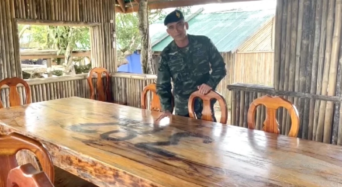 แห่ซูม เสธ.เบิร์ด พาดูฐานกัมพูชาบนภูมะเขือ ก่อนหลุดโฟกัสโต๊ะไม้