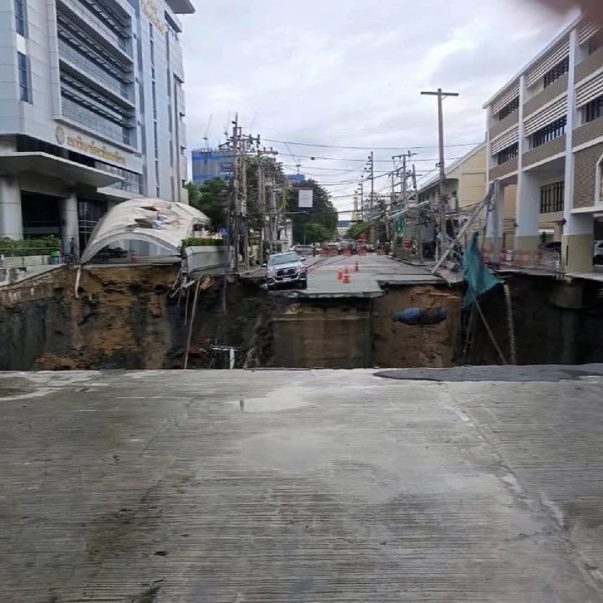 ซูมทะเบียนกระบะ รอดหวุดหวิด เสี่ยงตกแหล่ไม่ตกแหล่ถนนทรุด