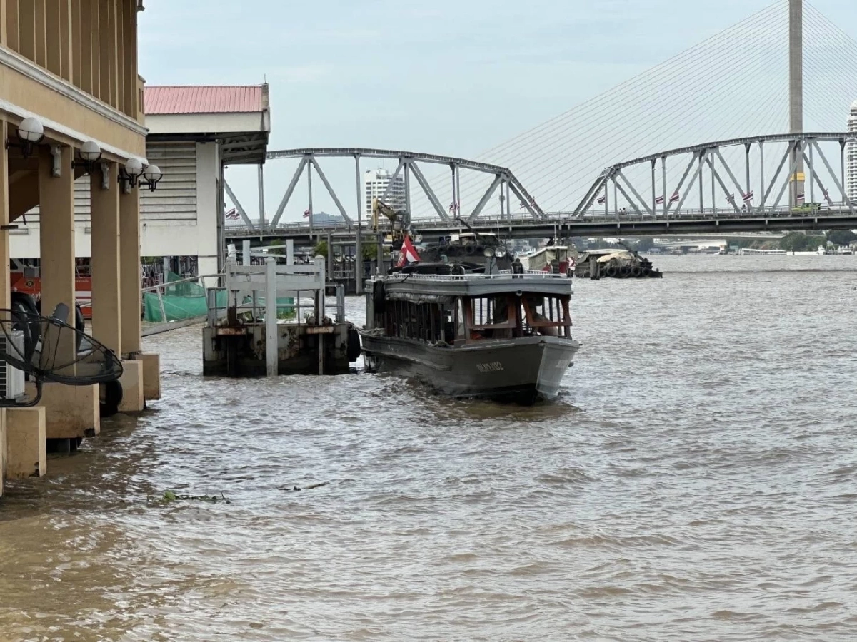 กองทัพเรือจัดเรือด่วน รับ-ส่งประชาชน หลังถนนยุบหน้า รพ.วชิระ