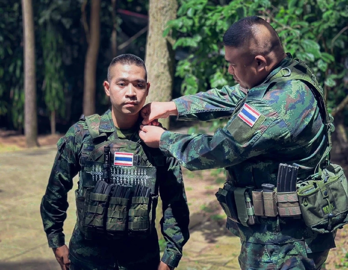 ประดับยศกลางสนามรบ  3 นาย คือเกียรติภูมิแห่งนักรบผู้กล้า!