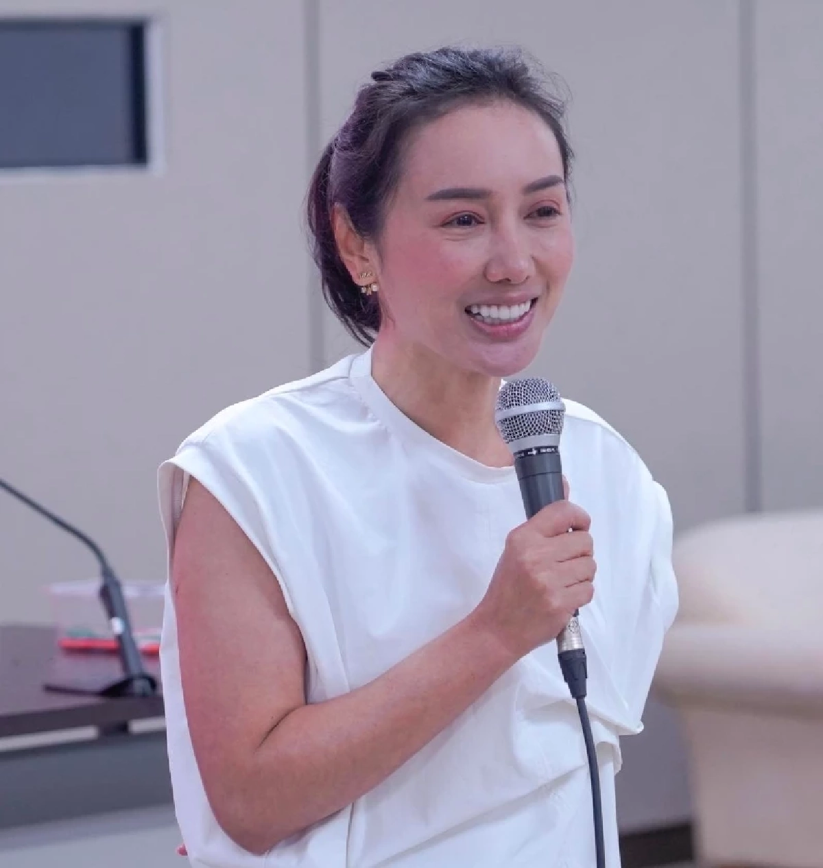 พรรคเพื่อไทย ต้อนรับและถ่ายทอดประสบการณ์แก่คณะนักเรียนและครู