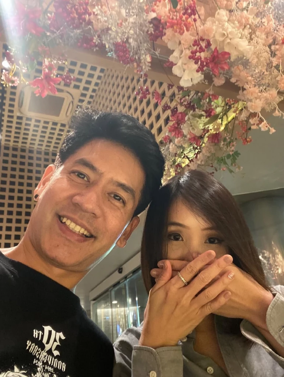ฮือฮา ตั้น พิเชษฐ์ไชย โพสต์ภาพคู่สาวปริศนา คอมเมนต์สนั่น