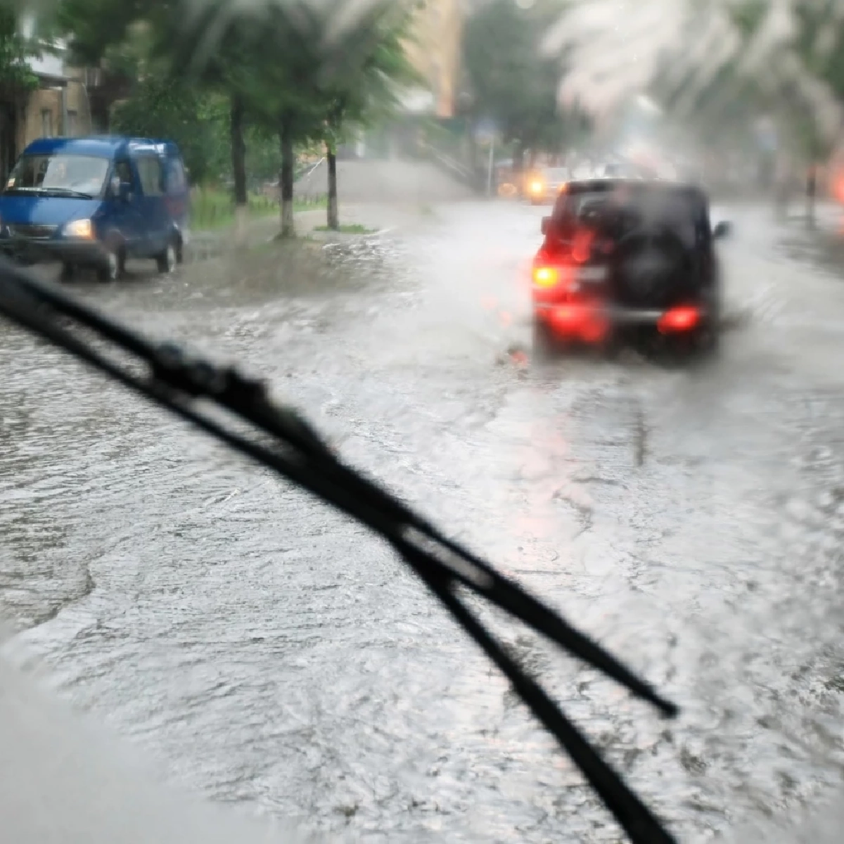 ปภ. แนะข้อควรปฏิบัติขับรถช่วงฝนตกหนัก ลดเสี่ยงอุบัติเหตุบนถนน