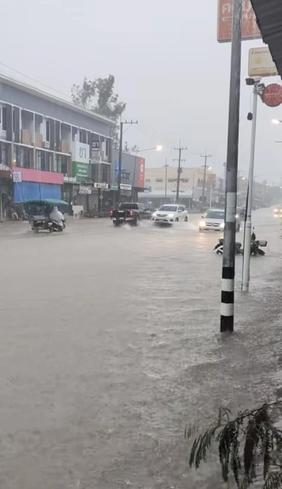 ร้อยเอ็ดอ่วม ฝนถล่ม อ.โพนทอง น้ำท่วม ถนนหลายสายจม