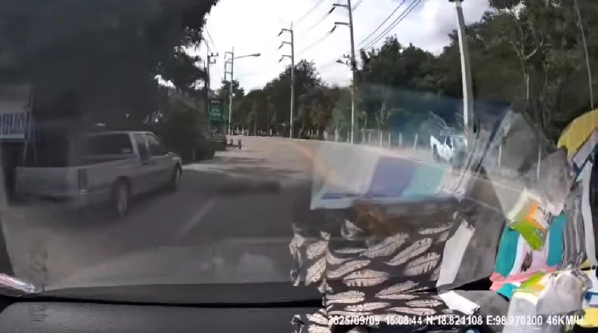 เปิดนาทีสลด \"รถบัส เดอะวอยซ์\" กระบะพุ่งชนเสาไฟฟ้าล้มพังยับ