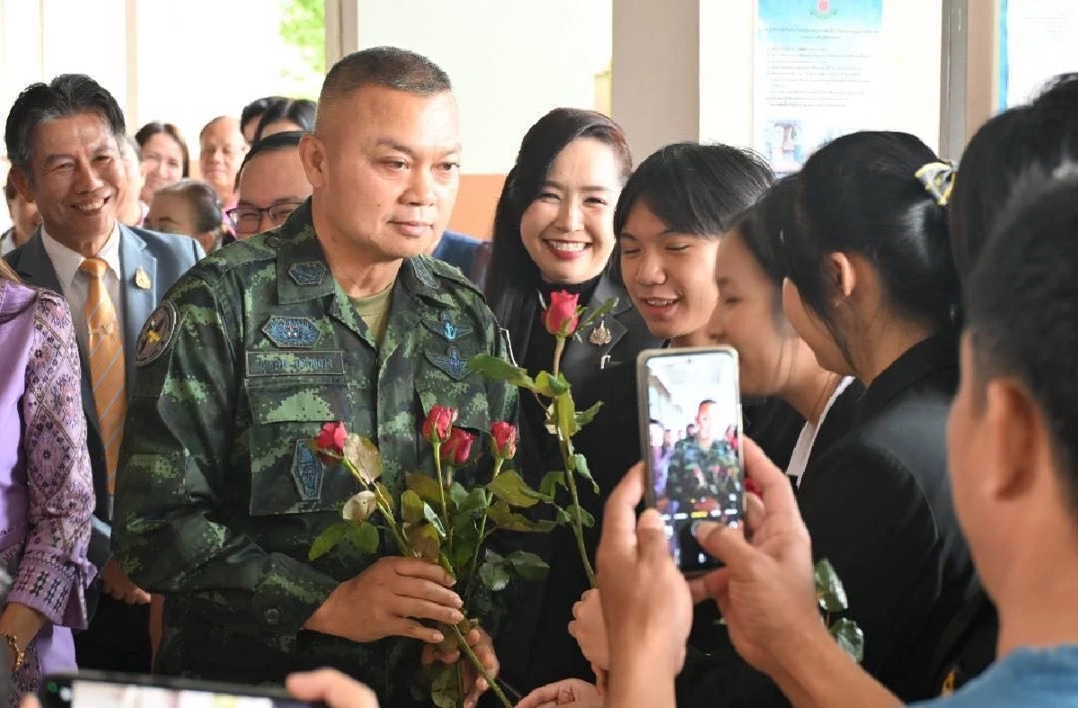 แม่ทัพภาคที่ 2 พบปะเยาวชนโรงเรียนกาฬสินธุ์พิทยาสรรพ์