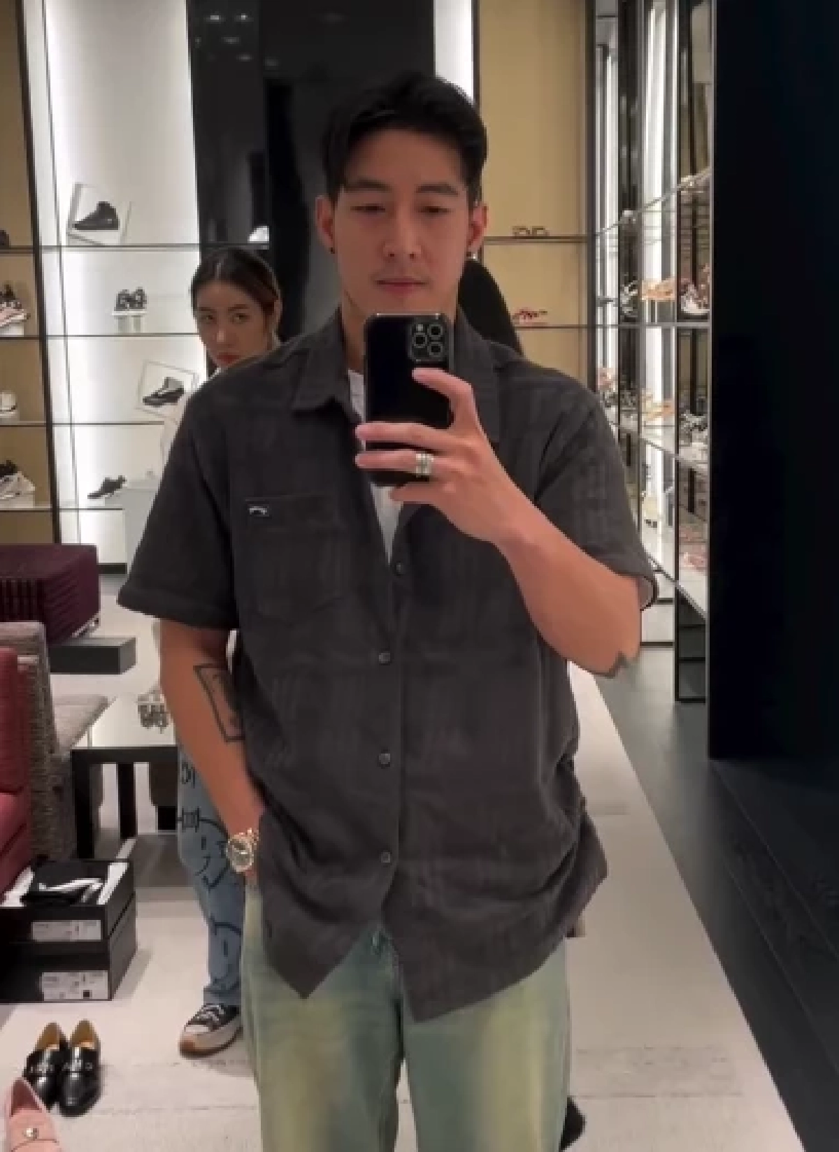 ชาวเน็ตแห่เดา \"โตโน่ ภาคิน\" เดินช้อปปิ้งคู่สาวปริศนากลางกรุง