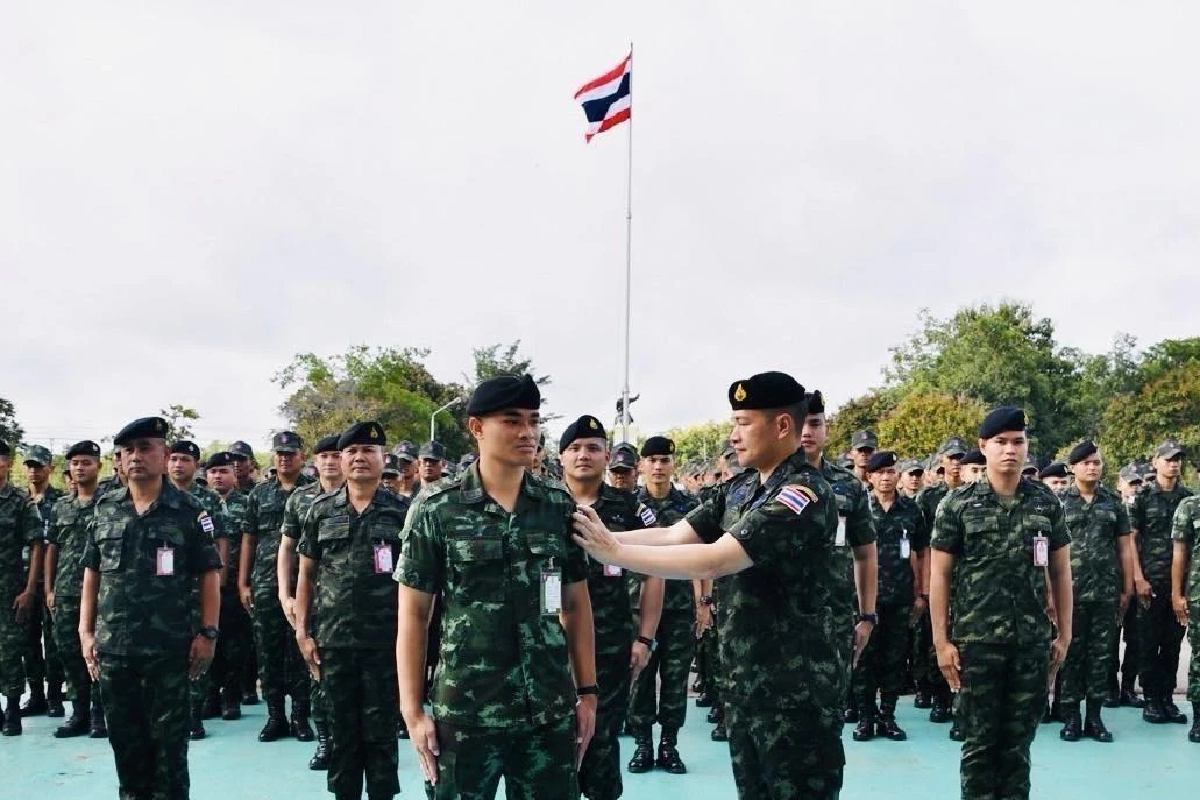 ประดับอาร์มธงชาติไทยให้กับกำลังพล ตามนโยบายของกองทัพบก
