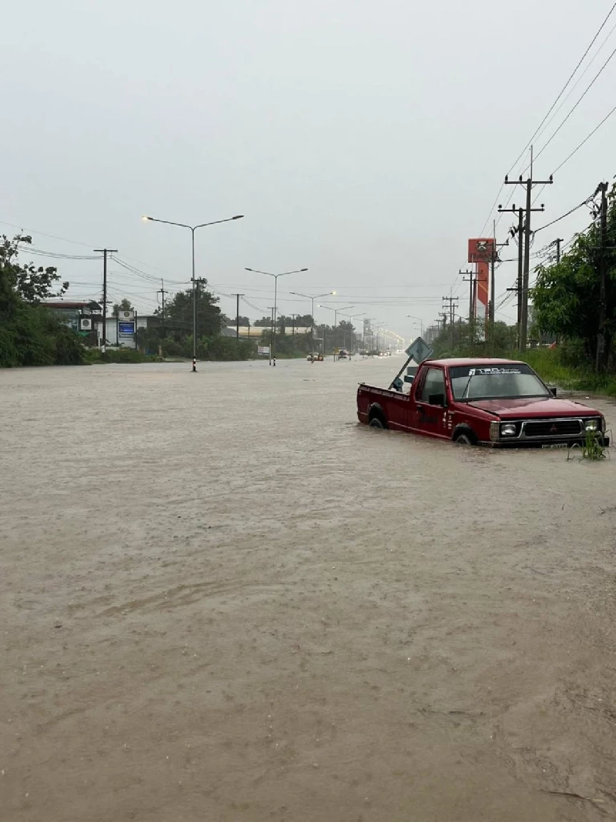 ร้อยเอ็ดอ่วม ฝนถล่ม อ.โพนทอง น้ำท่วม ถนนหลายสายจม