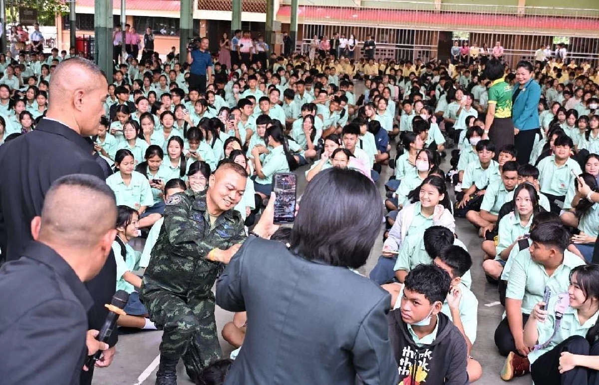 แม่ทัพภาคที่ 2 พบปะเยาวชนโรงเรียนกาฬสินธุ์พิทยาสรรพ์