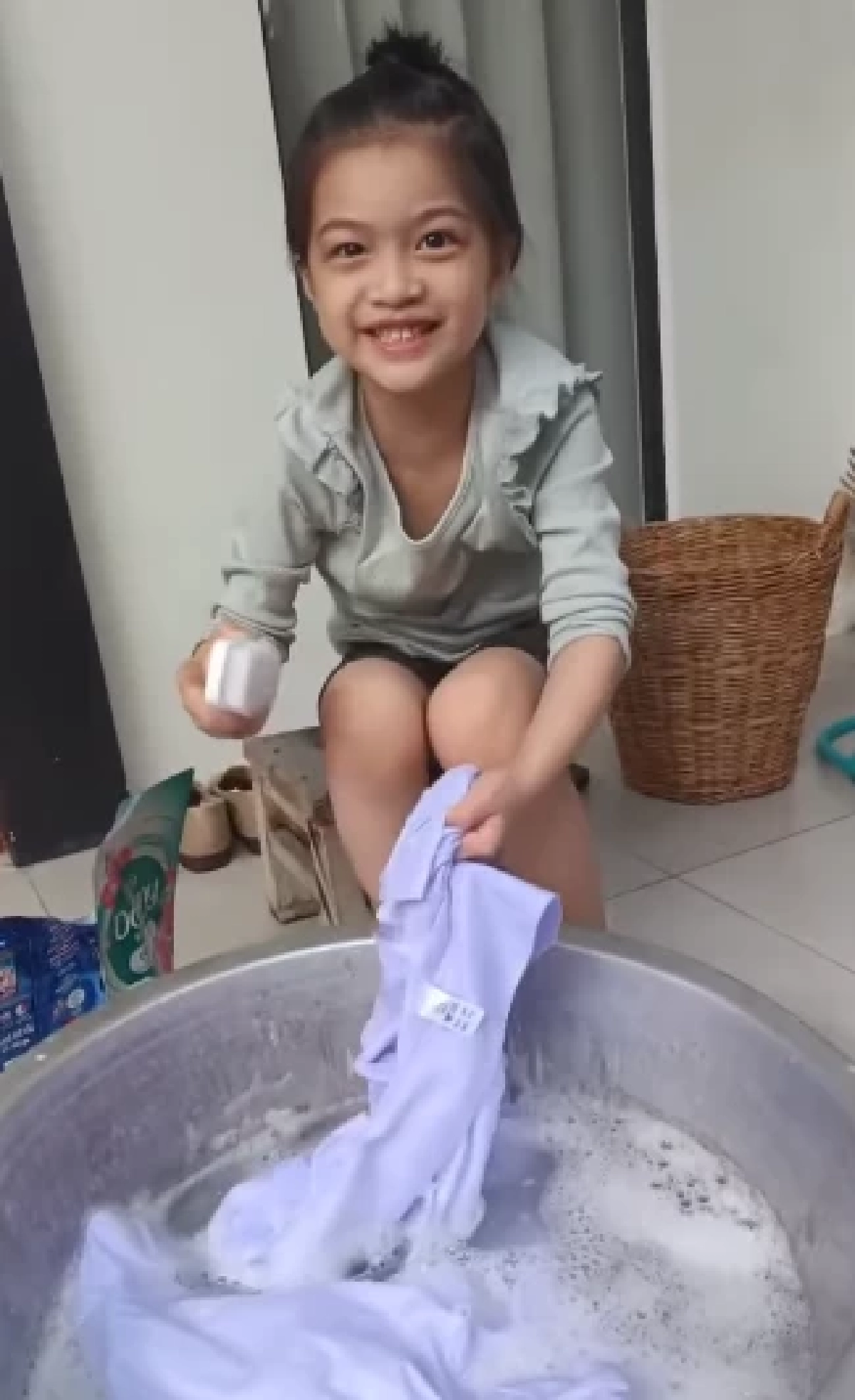 สอนลูกดีมาก \"หนุ่ม ศรราม\" ฝึก \"น้องวีจิ\" ให้ลองซักชุดนักเรียนเอง