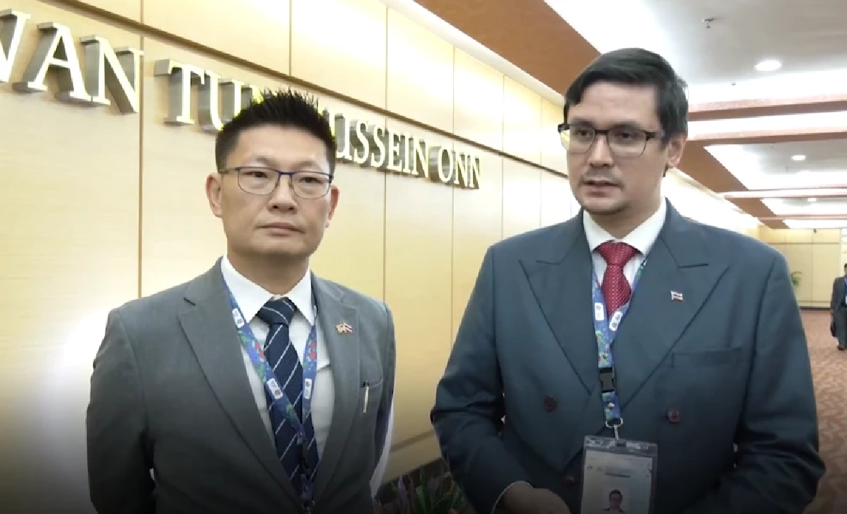 หมดคำพูด คณะ\"กัมพูชา\" ขากเสลดใส่ \"รังสิมันต์  โรม\" ระหว่างให้สัมภาษณ์