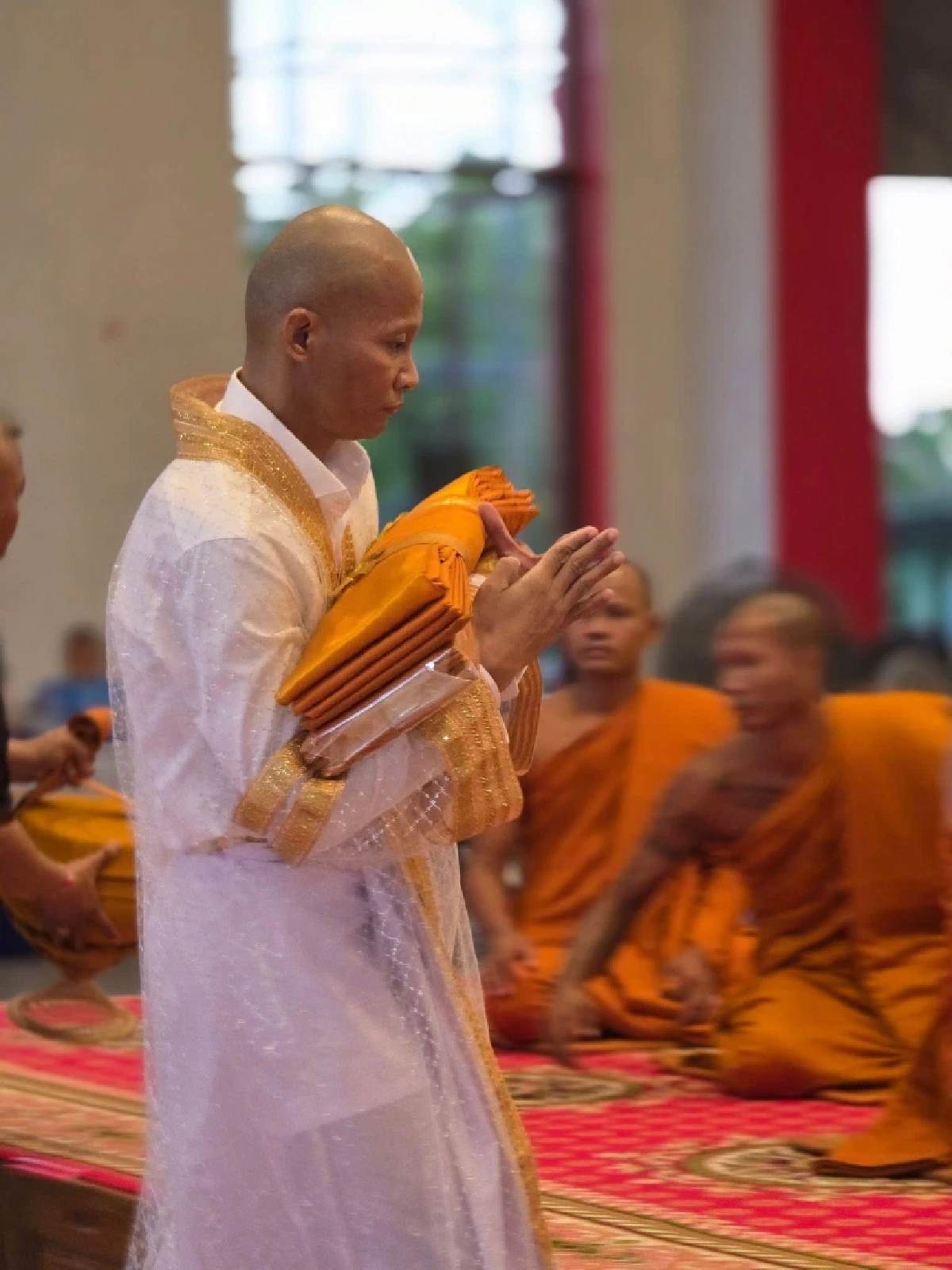 \"จา พนม\" ขี่ช้างเข้าพิธีอุปสมบท เพื่อนๆร่วมอนุโมทนาบุญ