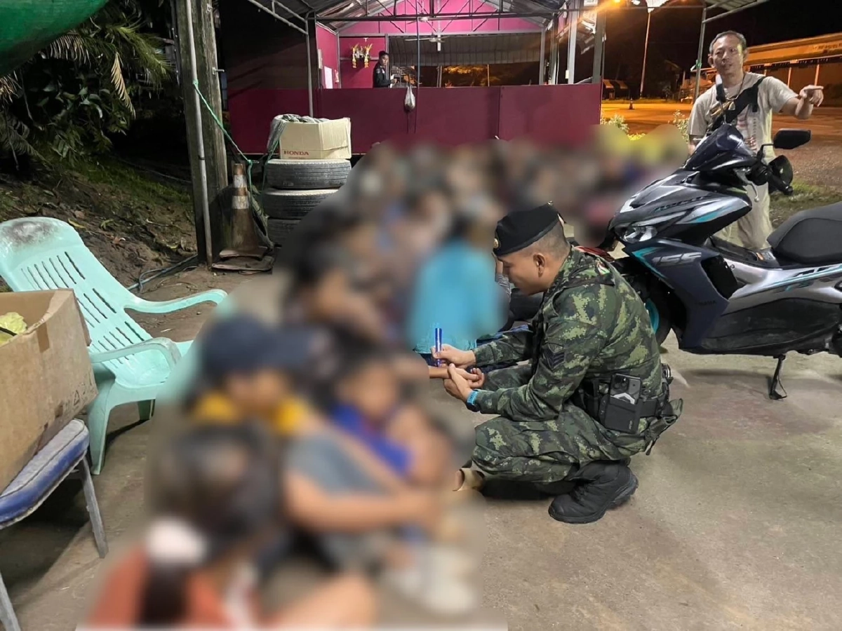 ฉก.ลาดหญ้า สนธิกำลังบุกจับแรงงานเถื่อน 43 ชีวิต อัดแน่นเต็มรถตู้