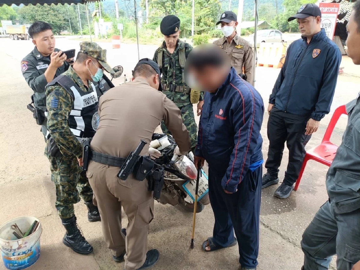 สกัดจับชายวัย 52 ลอบขนยาบ้า–ไอซ์ รวมมูลค่ากว่า 1.4 ล้านบาท