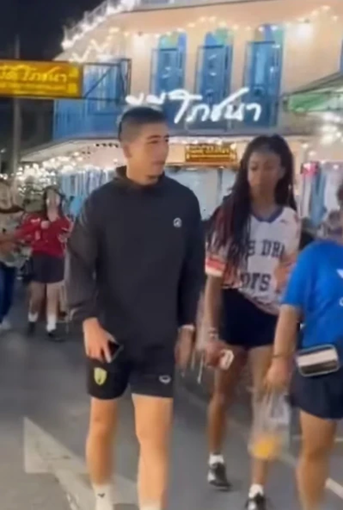 ชาวเน็ตแห่เดา \"โตโน่ ภาคิน\" เดินช้อปปิ้งคู่สาวปริศนากลางกรุง