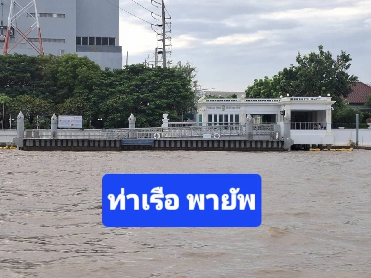 กองทัพเรือจัดเรือด่วน รับ-ส่งประชาชน หลังถนนยุบหน้า รพ.วชิระ