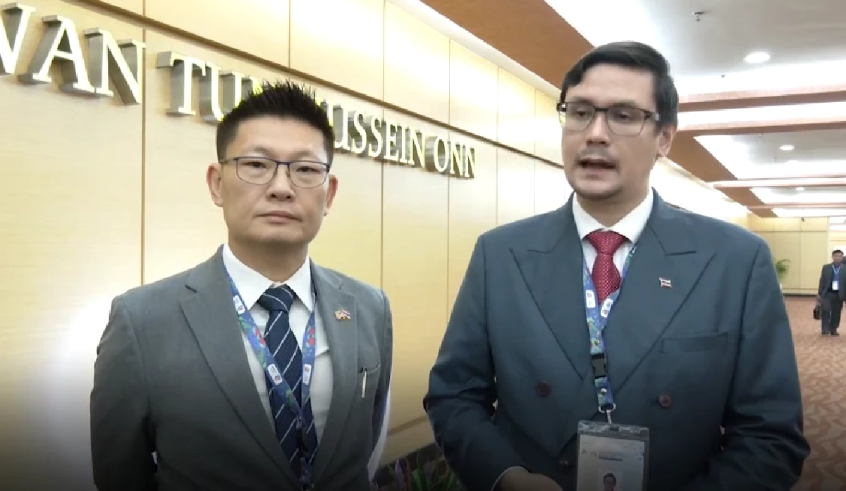หมดคำพูด คณะ\"กัมพูชา\" ขากเสลดใส่ \"รังสิมันต์  โรม\" ระหว่างให้สัมภาษณ์