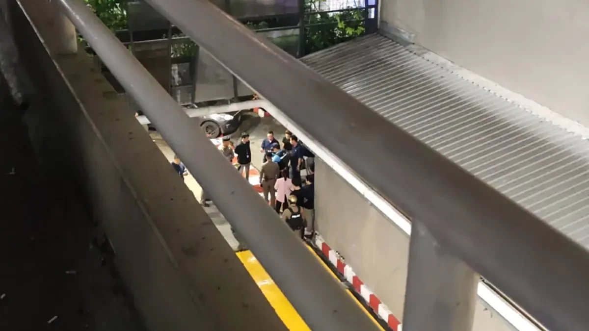สลด หญิงวัย 40 พลัดตกอาคารจอดรถห้างดังย่านลาดพร้าวดับ