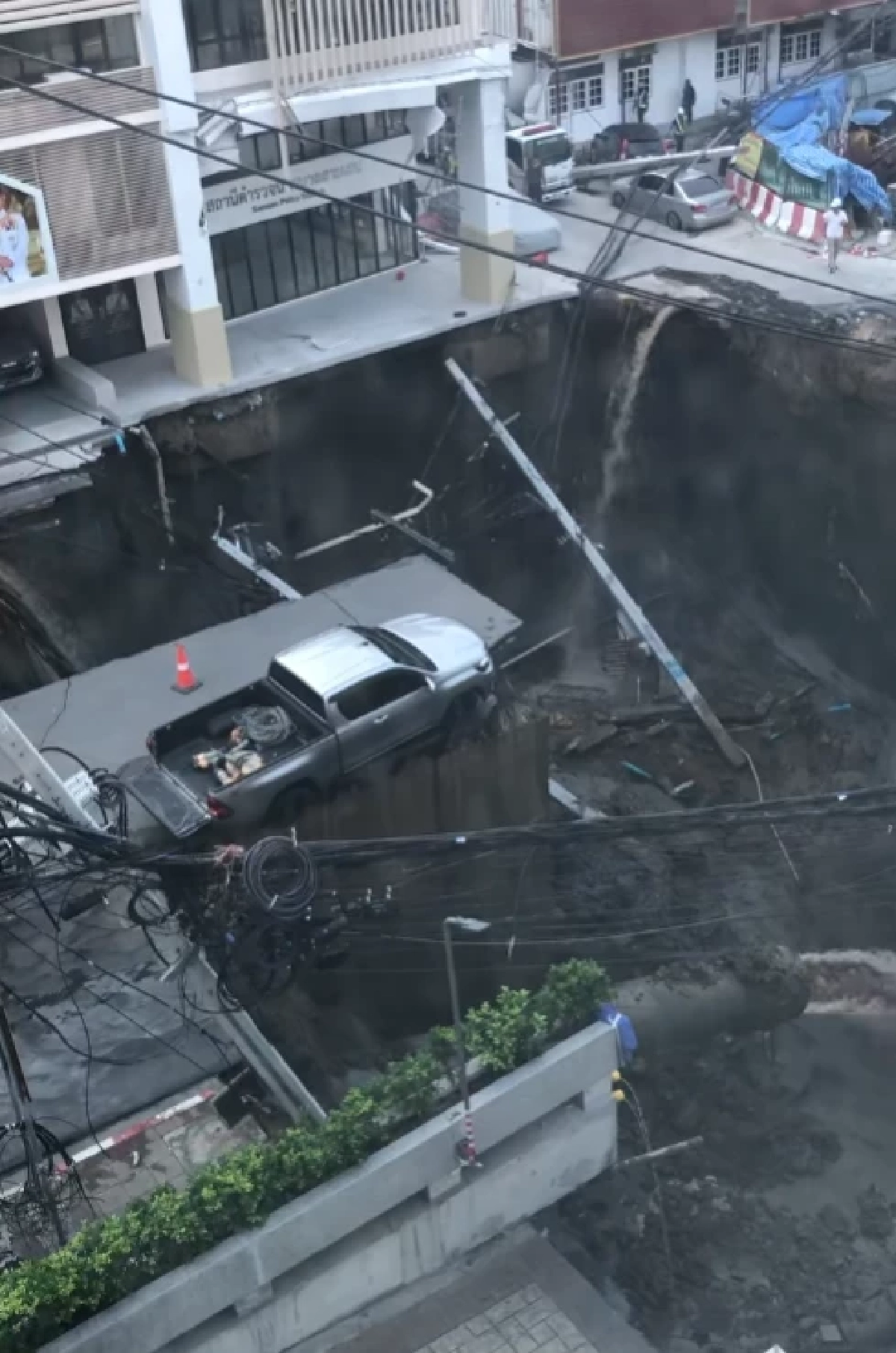 ซูมทะเบียนกระบะ รอดหวุดหวิด เสี่ยงตกแหล่ไม่ตกแหล่ถนนทรุด