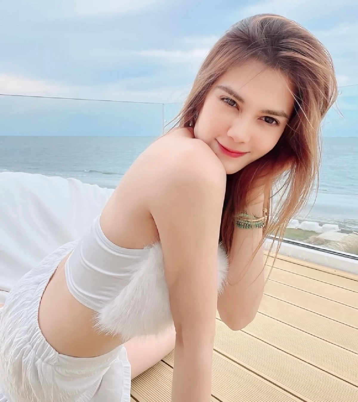 โสดแล้วสวยขาวโอโม่ “พั้นช์ วรกาญจน์” แจกความสดใสริมทะเล
