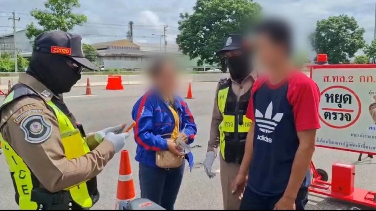 จับกุมอดีตนักมวยขับรถเข้าด่านตรวจ พบมีหมายจับทำร้ายผู้อื่น