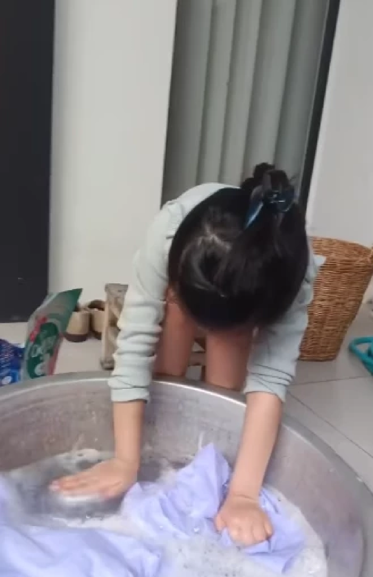 สอนลูกดีมาก \"หนุ่ม ศรราม\" ฝึก \"น้องวีจิ\" ให้ลองซักชุดนักเรียนเอง