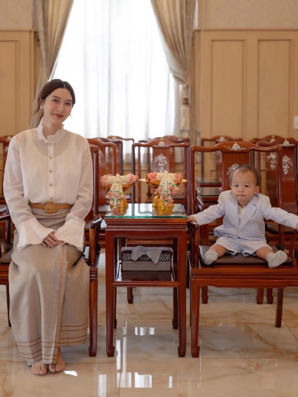 อบอุ่นสุดหัวใจ! “มิว นิษฐา” ควงครอบครัวทำบุญวันเกิดครบรอบ 35 ปี