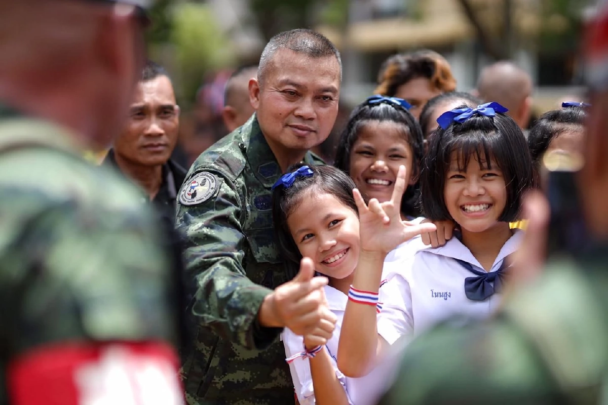 แม่ทัพภาคที่ 2 พบนักเรียนพื้นที่อำเภอขุนหาญ เพื่อบรรยายพิเศษ